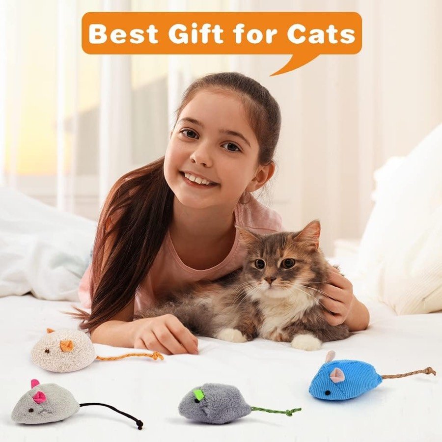 Ver imagen 6 de 6: Niña tumbada con un gato junto a varios ratones de peluche