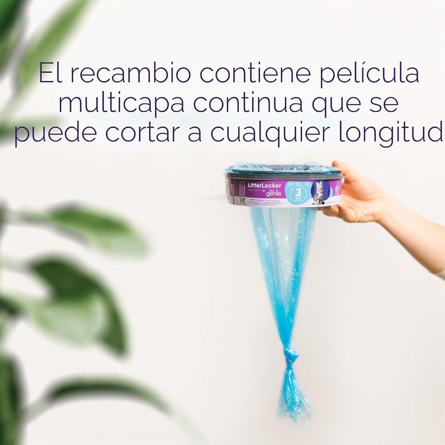 Ver imagen 6 de 6: Mano sujetando el recambio Litter Genie con la película continua azul colgando, que se corta a la longitud deseada