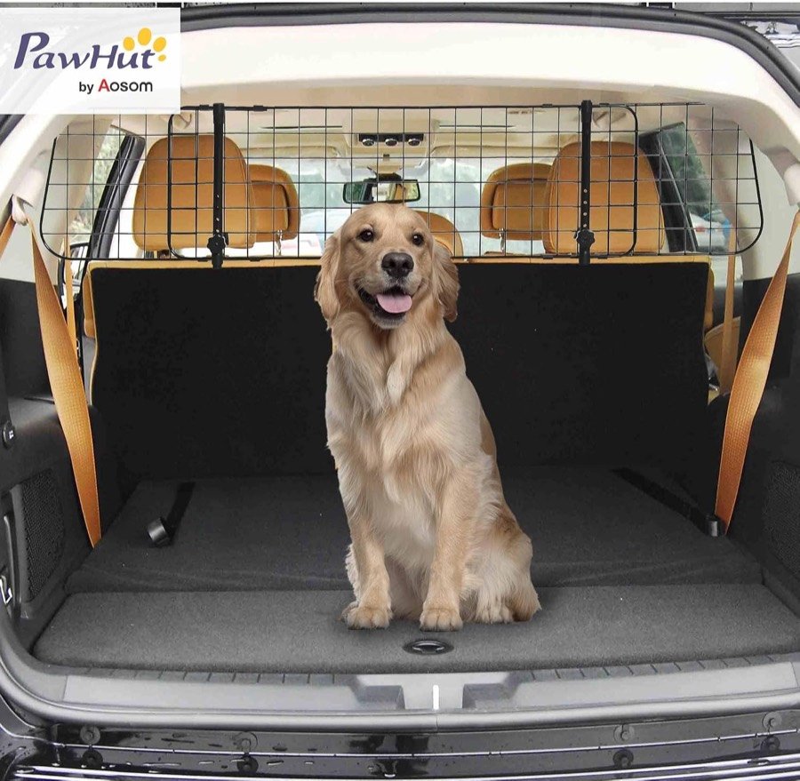 Ver imagen 2 de 6: Golden retriever sentado en el maletero de un coche con la rejilla PawHut instalada detrás del asiento trasero