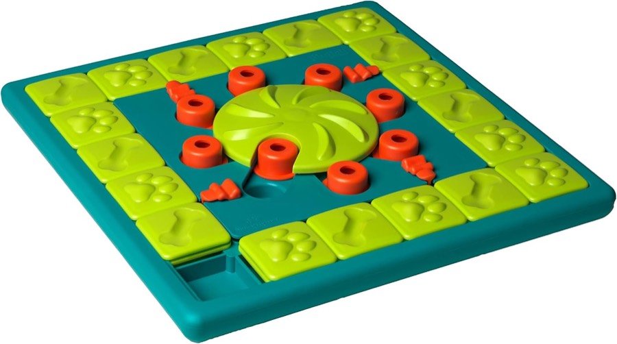 Rompecabezas Nina Ottosson MultiPuzzle: tablero turquesa con fichas verdes, piezas naranjas y una rueda central