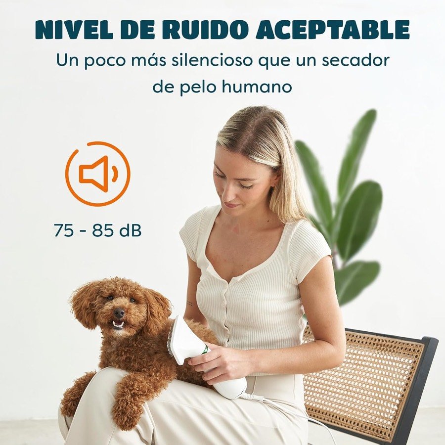 Ver imagen 4 de 6: Mujer con un caniche en el regazo y el nivel de ruido declarado del KUUBIA, de 75 a 85 decibelios