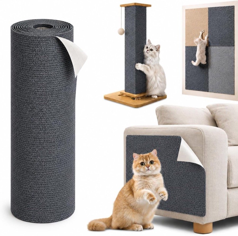 Rollo de tapete rascador ZenithyrEn gris oscuro junto a un poste forrado y un sillón con el tapete pegado en el lateral