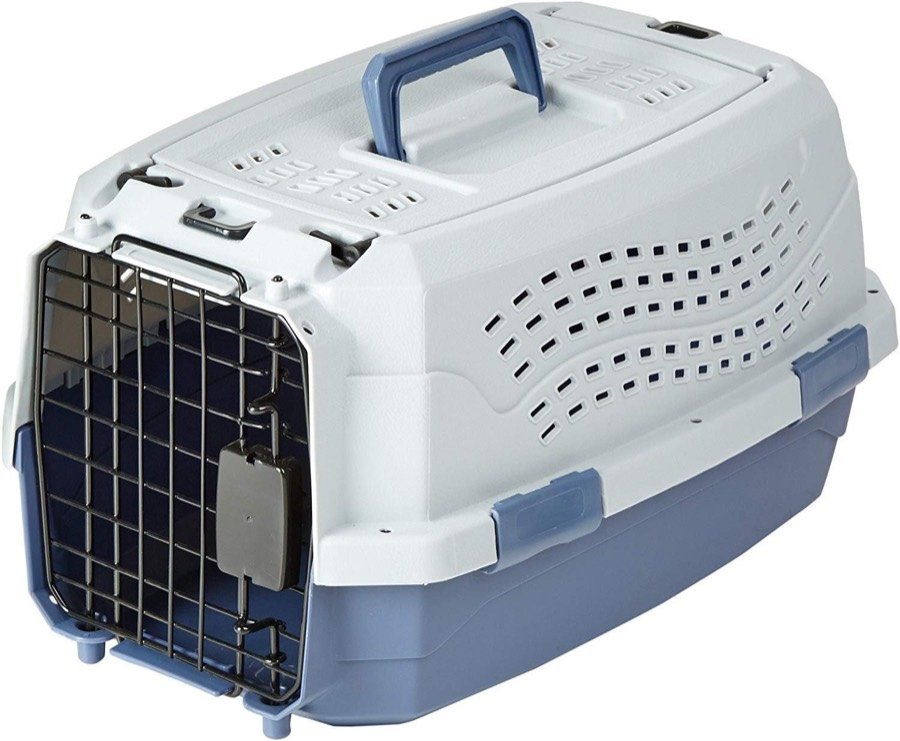 Transportín rígido Amazon Basics de 48 cm con la parte superior blanca, la base azul, la puerta de rejilla y el asa superior