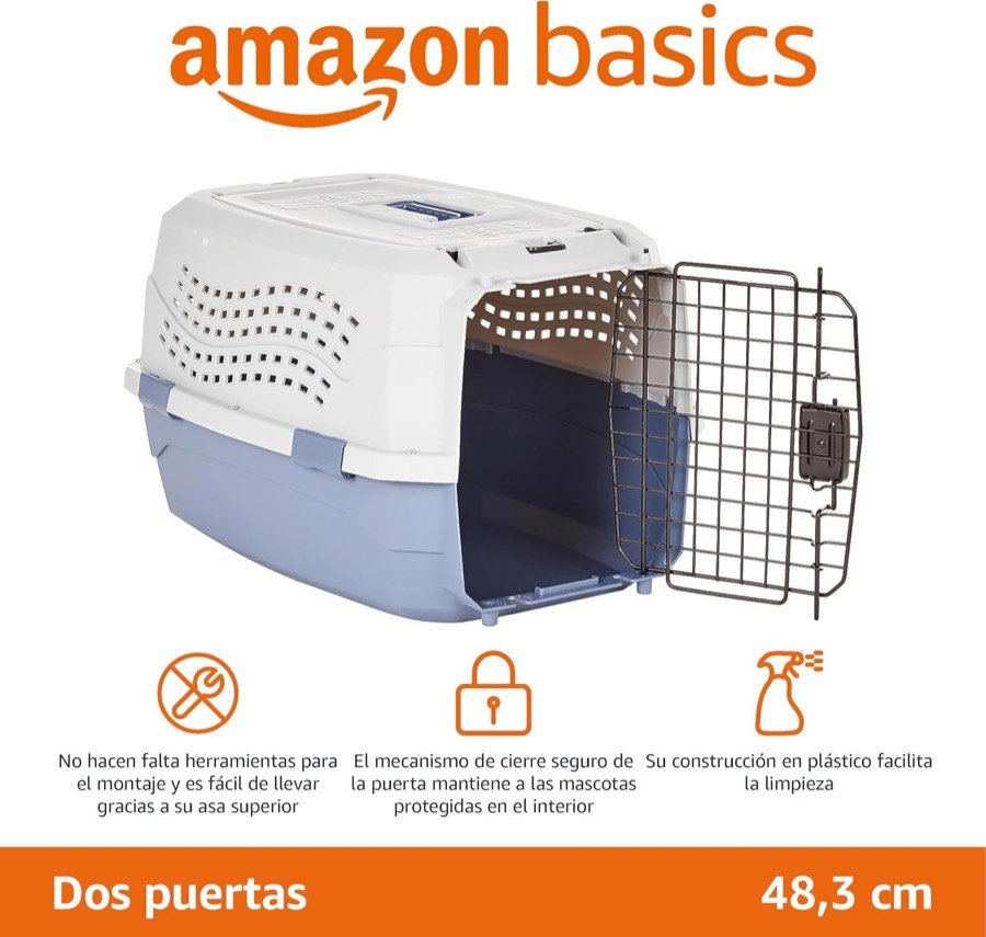 Ver imagen 2 de 6: Transportín Amazon Basics con la puerta metálica abierta y los rótulos de montaje sin herramientas, cierre seguro y fácil limpieza