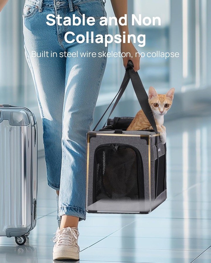 Ver imagen 2 de 6: Pasajera en un aeropuerto llevando de la mano el transportín Pecute con un gato atigrado asomado, con el armazón de alambre de acero