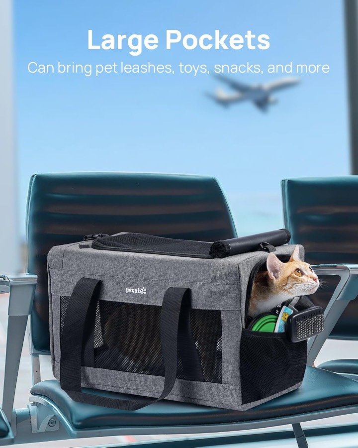 Ver imagen 6 de 6: Transportín Pecute con un gato dentro y el bolsillo lateral cargado con la correa y juguetes