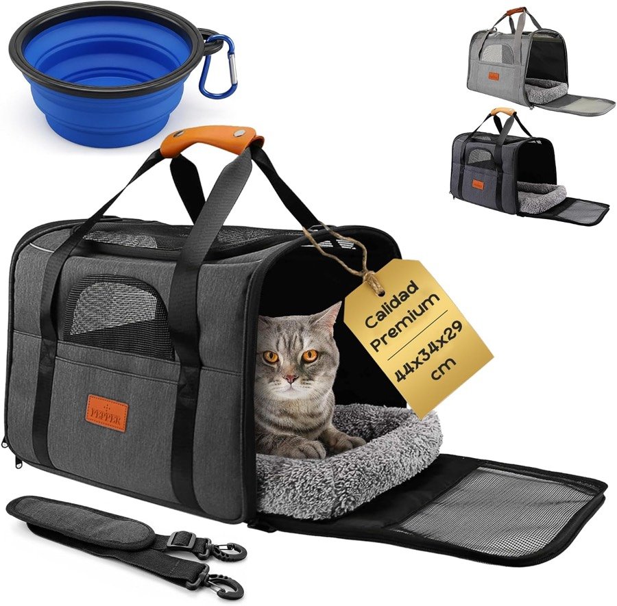 Gato atigrado tumbado en el transportín blando PEPPER gris oscuro con la puerta lateral abierta, el cuenco plegable azul y la correa de hombro