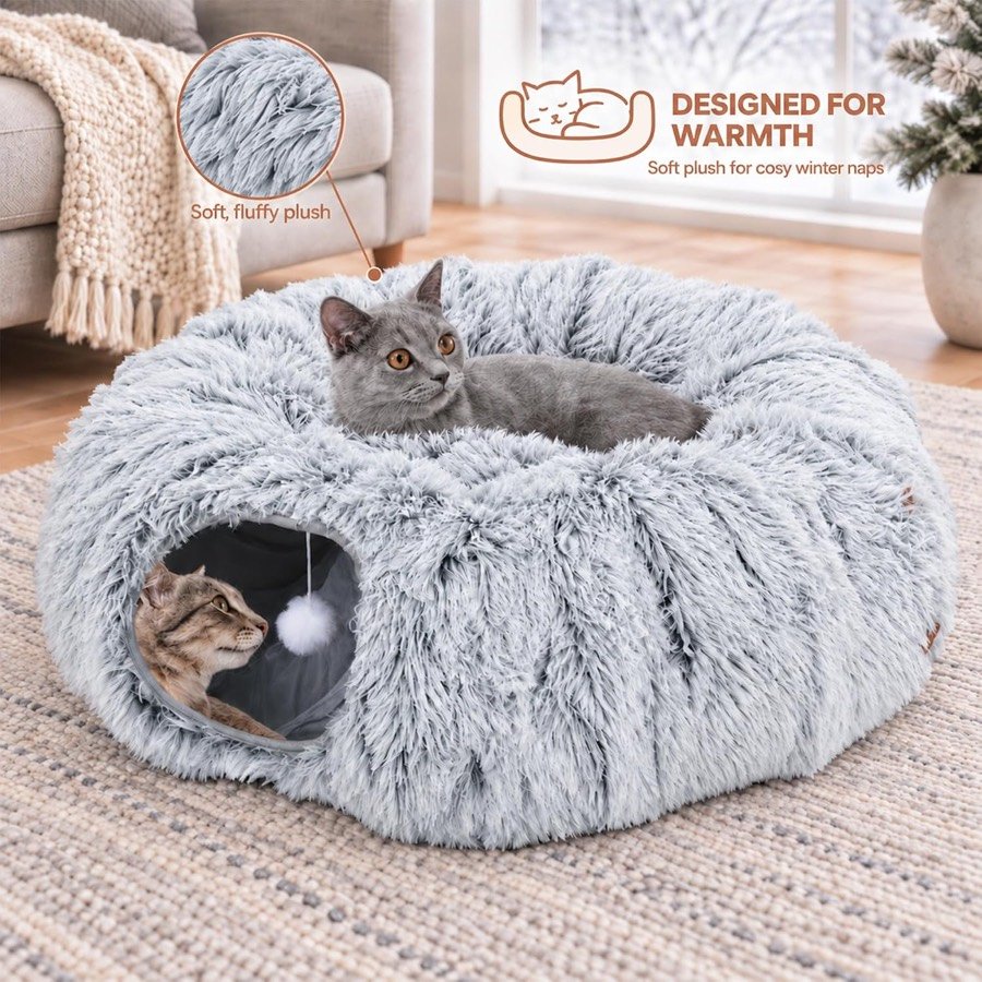 Ver imagen 2 de 6: Túnel donut en un dormitorio, con un gato en el centro y otro dentro del túnel