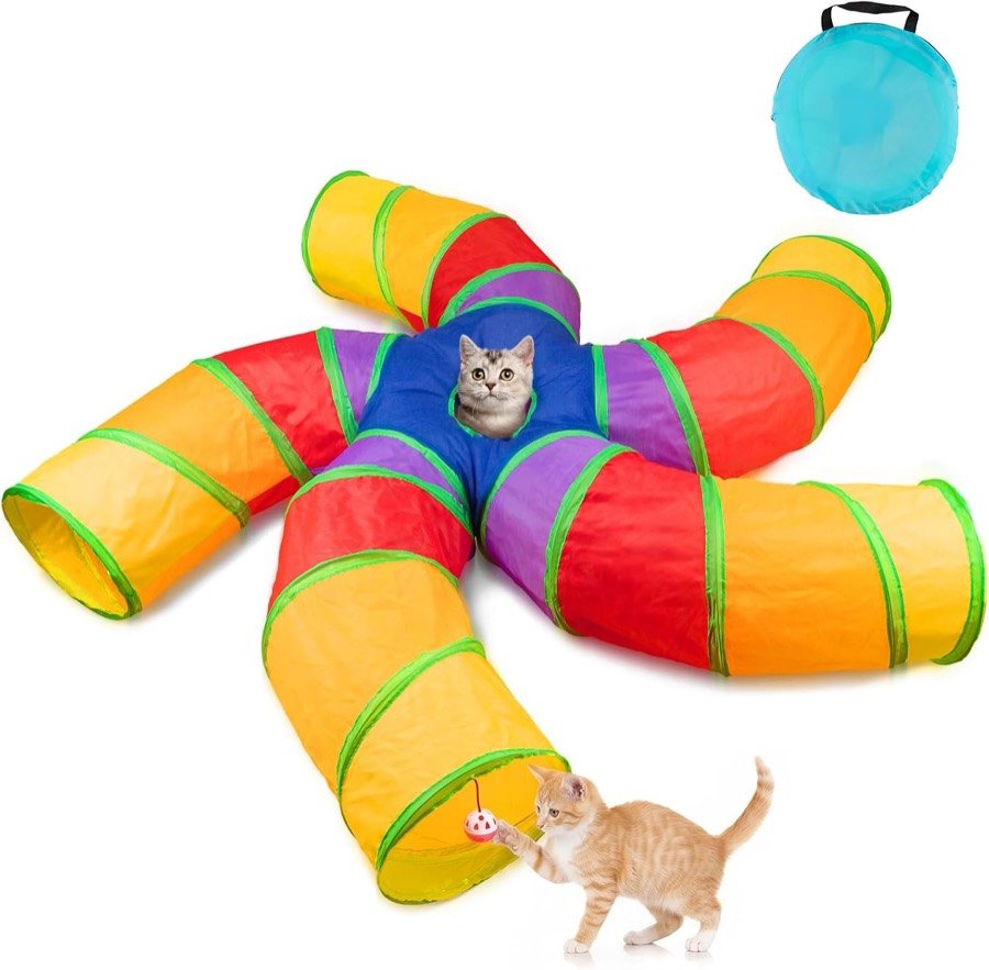 Túnel Depets de cinco brazos en colores con un gato asomando por la mirilla central y otro jugando con la pelota